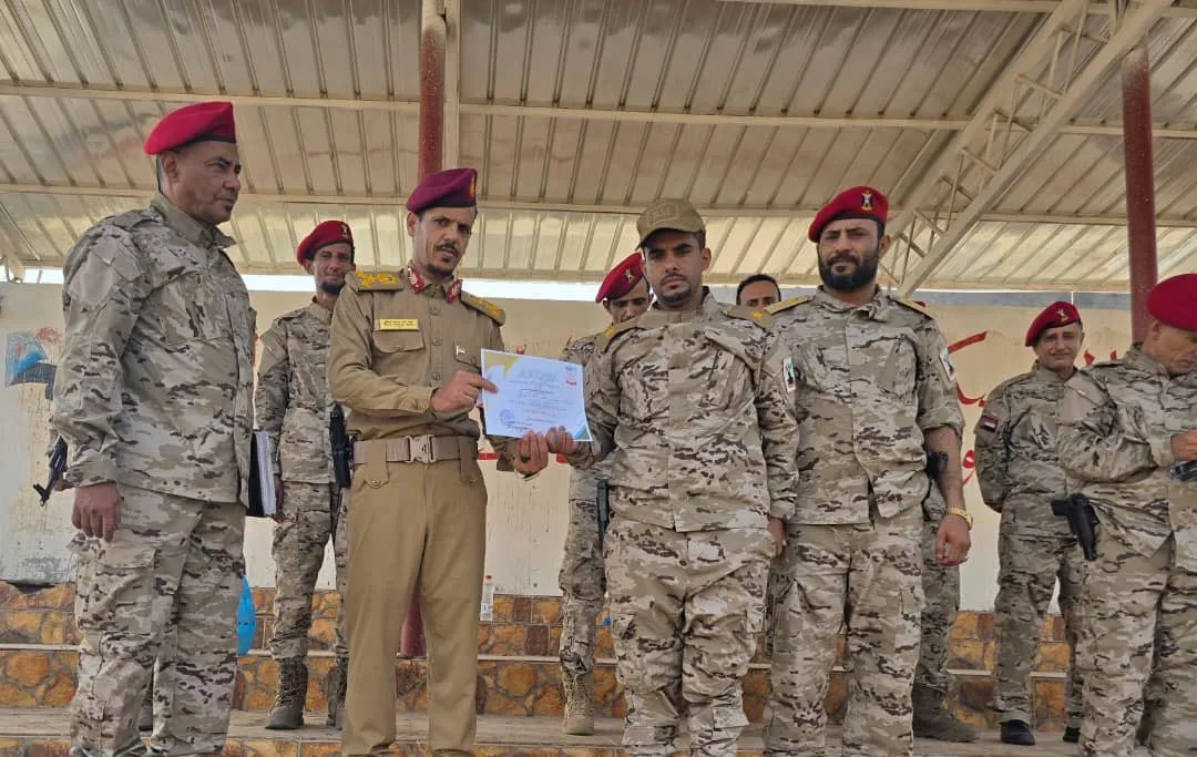 ‏العميد اليافعي يكرم خريجي الكلية الحربية المنتسبين للواء الأول دعم وإسناد