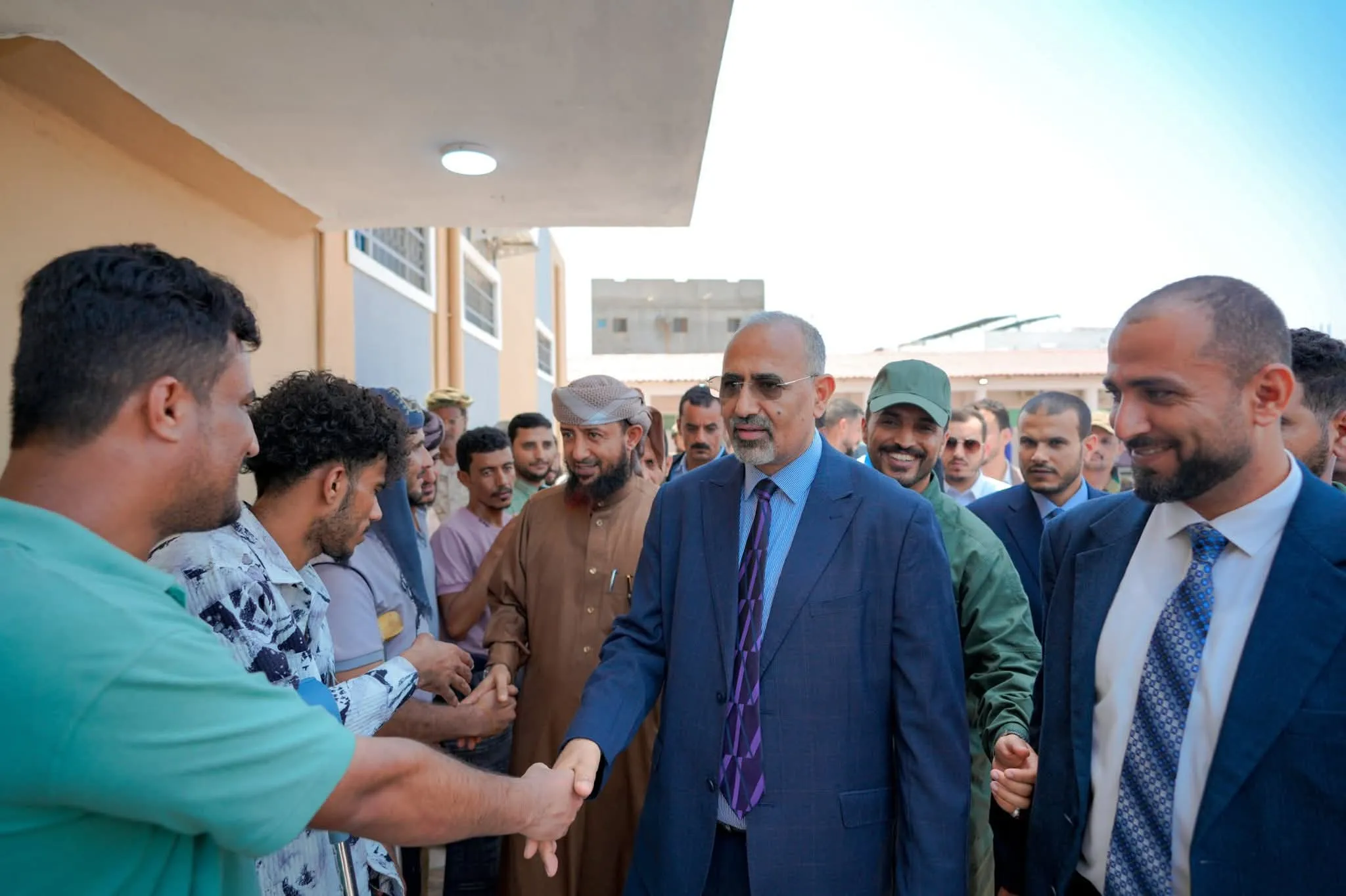 الرئيس الزُبيدي يفتتح قسم الرقود ويضع حجر الأساس لأقسام طبية متقدمة بمستشفى عبود العسكري