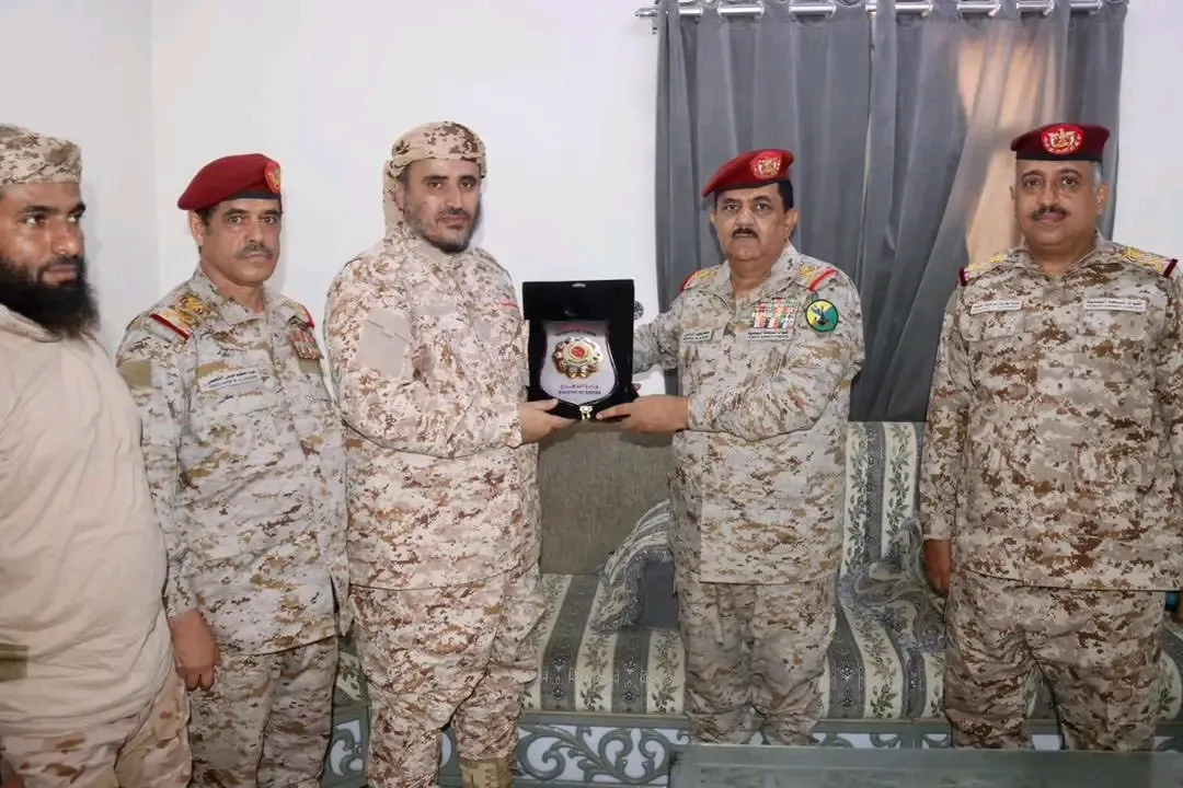 وزير الدفاع يقدم درع الوزارة لقائد قوات العمالقة الجنوبية المحرمي