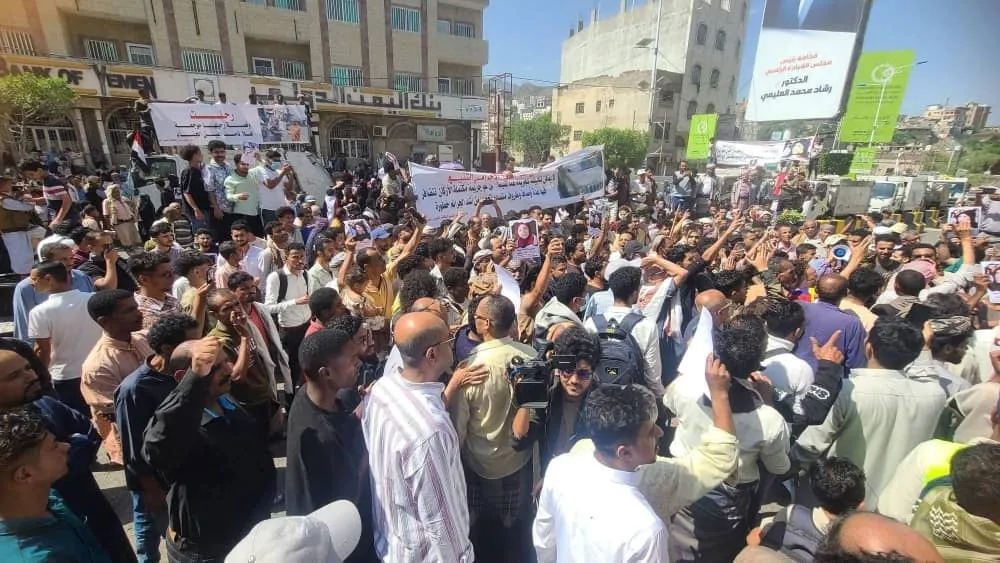مسيرة غاضبة في تعز ضد الفوضى والانفلات الأمني