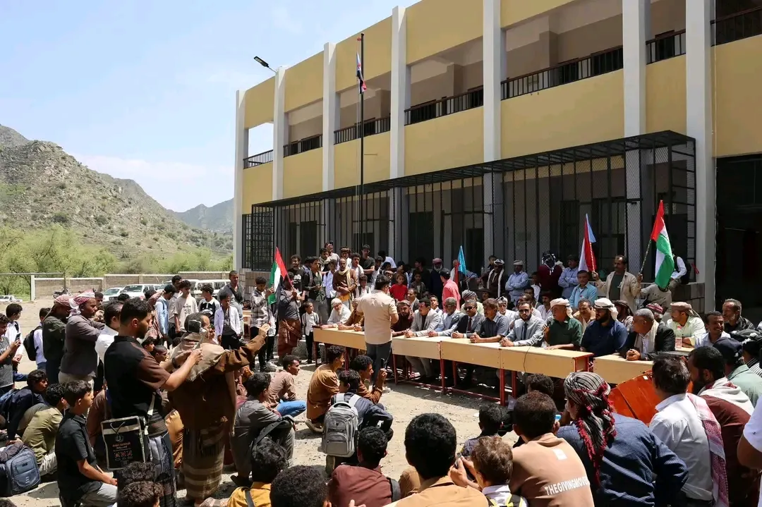 برعاية المحرّمي ودعم إماراتي.. إعادة تأهيل ثانوية خالد بن الوليد للبنين في مديرية رُصُد بأبين