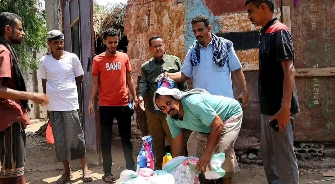 انتقالي لحج يدشن توزيع سلل غذائية للمتضررين من السيول في الوهط