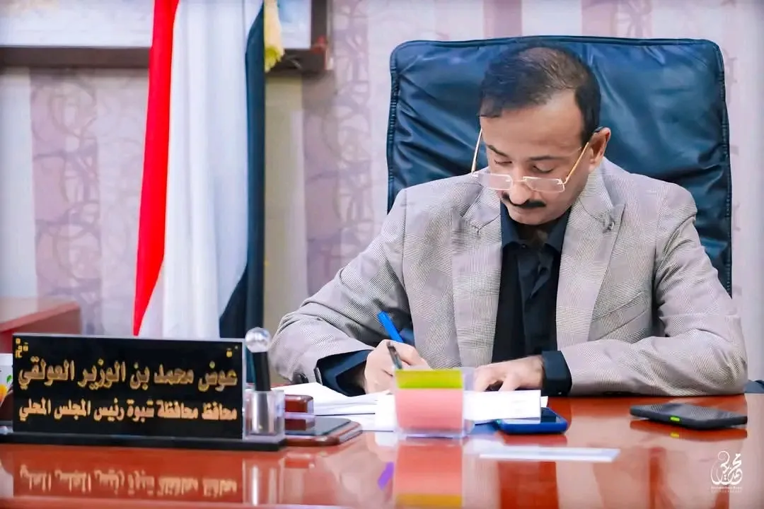 المحافظ بن الوزير يوجه بالتنسيق المسبق قبل تنفيذ أي أعمال مرتبطة بالبنية التحتية في شوارع مدينة عتق