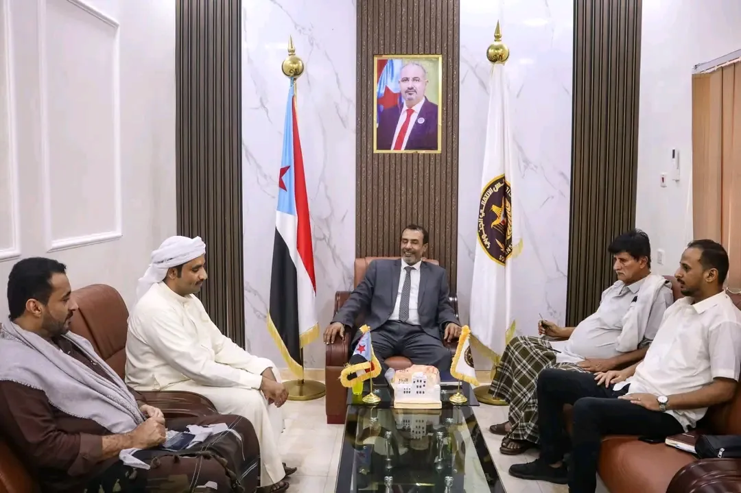 فريق التوجيه والرقابة الرئاسي يناقش مع الشيخ بريك صمودة أوضاع المناطق الشمالية الغربية بمحافظة المهرة
