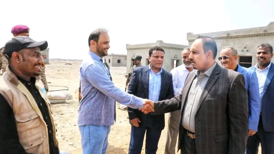 محافظ حضرموت يطلع على سير الأعمال الإنشائية لمشروع توفير المأوى الدائم للأسر الفقيرة والمتضررة من السيول بميفع