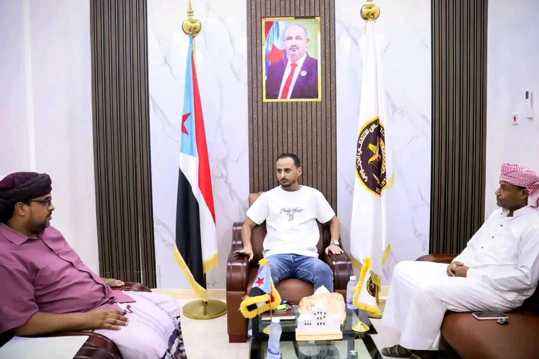 فريق التوجيه والرقابة الرئاسي يناقش تطوير العمل التنظيمي وتكثيف الأنشطة الشبابية بالمهرة