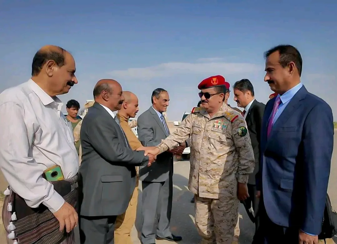 رئيس تنفيذية انتقالي شبوة يشارك في استقبال وزير الدفاع والجبواني بمطار عتق