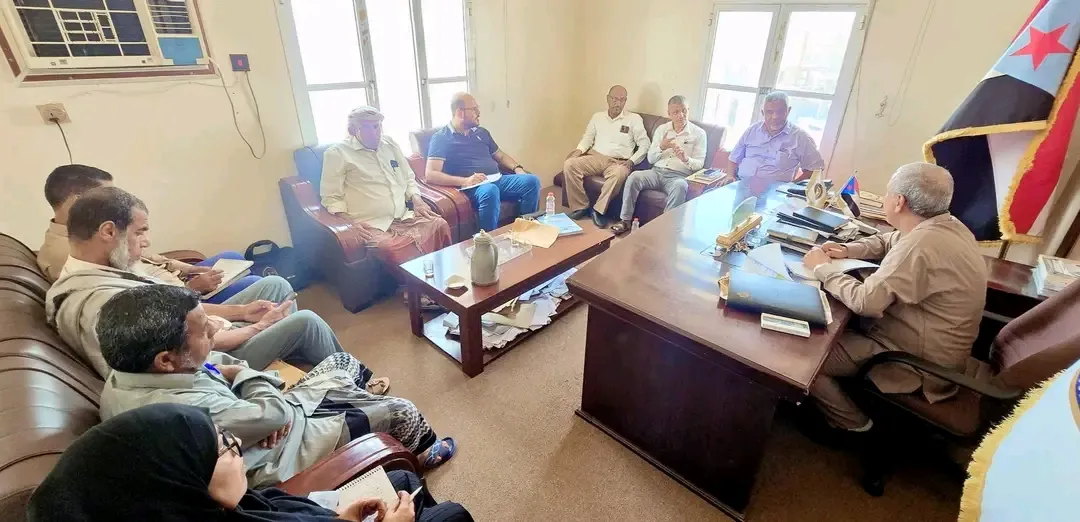 فريق التوجيه والرقابة الرئاسي يلتقي قيادة انتقالي غيل باوزير والسلطة المحلية ويبحث احتياجات المديرية
