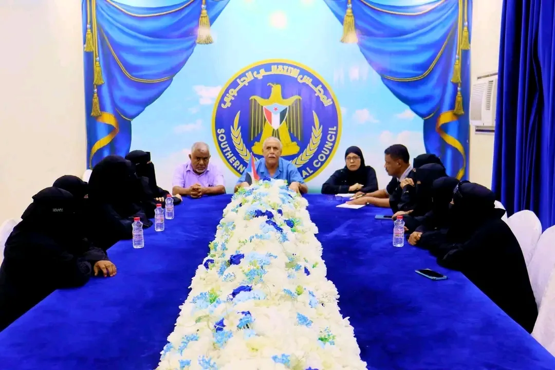 فريق التوجيه والرقابة الرئاسي يؤكد وقوفه مع أمهات وذوي شهداء الجنوب بعد الاعتداء على وقفتهن السلمية بالمكلا