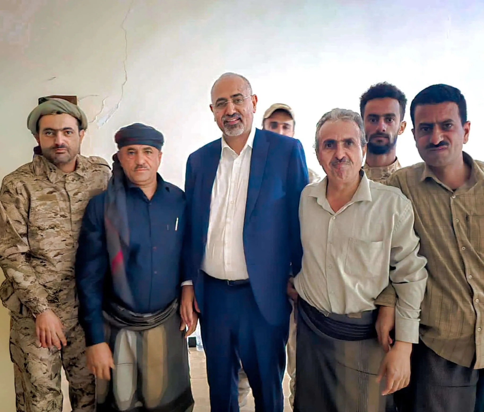 الرئيس عيدروس  الزبيدي يطمأن على صحة القائد ‫صلاح. الشنفرة‬.