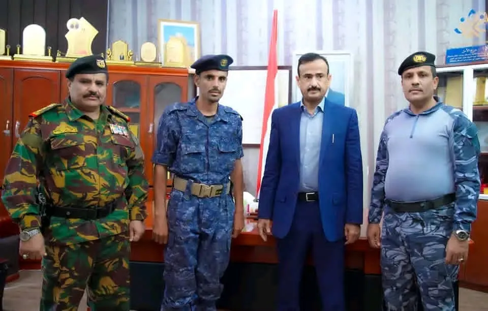 المحافظ بن الوزير يكرّم جندي شرطة الدوريات وأمن الطرق بشرطة شبوة تقديرًا لأمانته ونزاهته