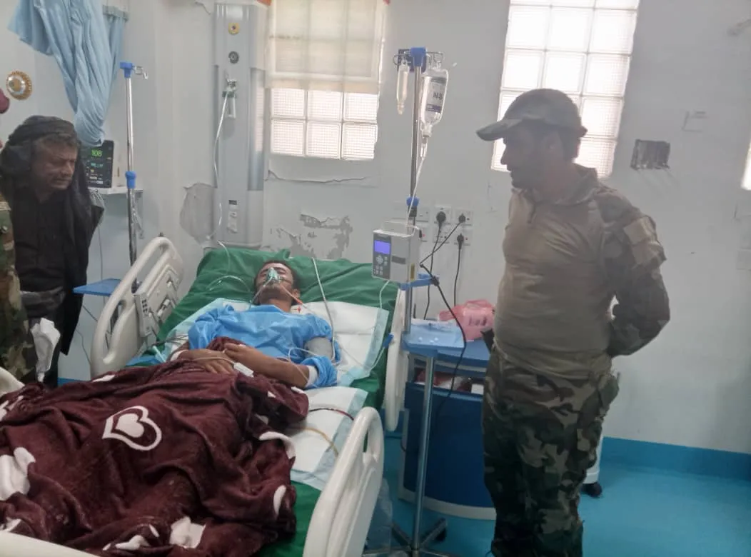 العميد بن شليل الحارثي يقوم بزيارة تفقديه لعدد من المصابين جرى حادثة استهدافهم بالطيران المسير الحوثي