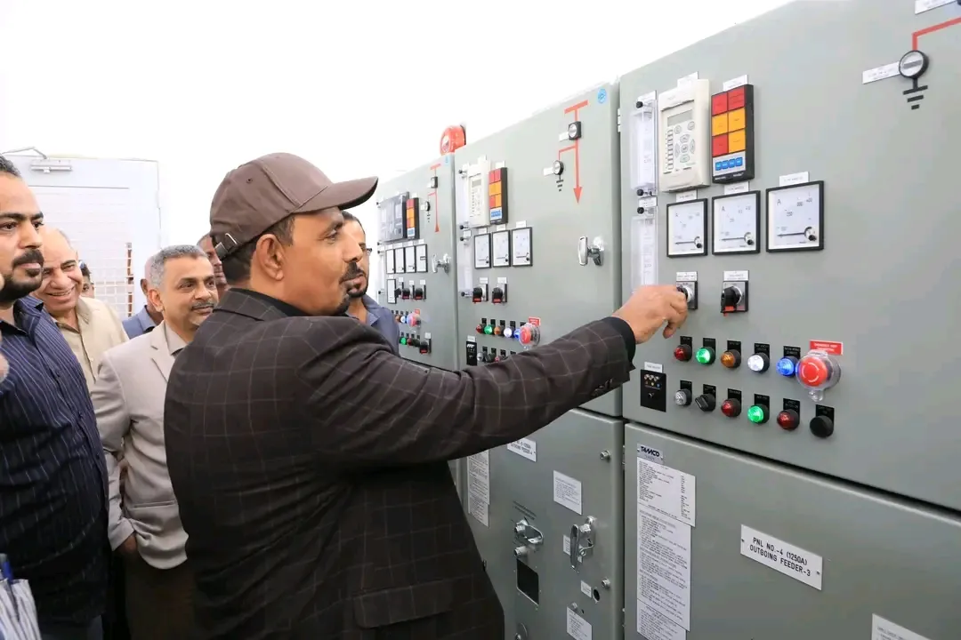 محافظ حضرموت يُدشّن مشاريعًا كهربائية حيوية بقدرة 61.5 ميجافولت أمبير لتخفيف الأحمال وتحسين الخدمة بمديرية المكلا