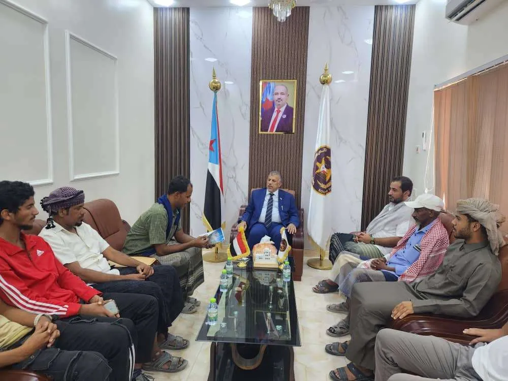 فريق التوجيه والرقابة الرئاسي يلتقي إدارة نادي الجزع الرياضي بمديرية الغيضة