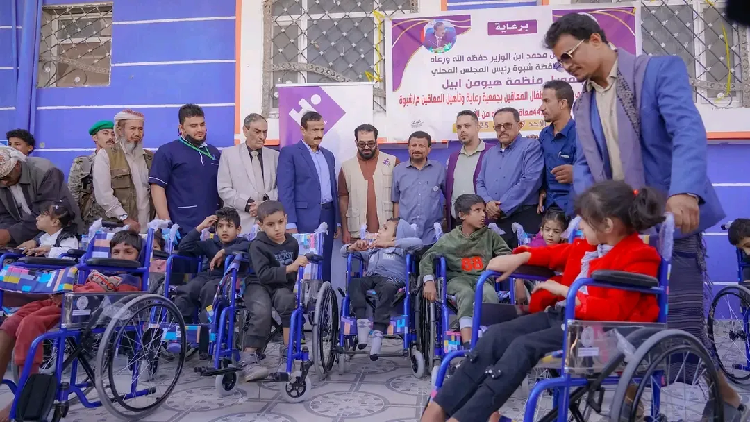 المحافظ بن الوزير يدشن توزيع 442 كرسيًا متحركًا للطلاب من ذوي الإعاقة.