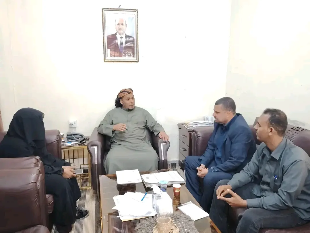 محافظ سقطرى يناقش مع الهيئة العامة للشؤون البحرية جهود التخلص من الباخرة الجانحة \"جلف دوف\"