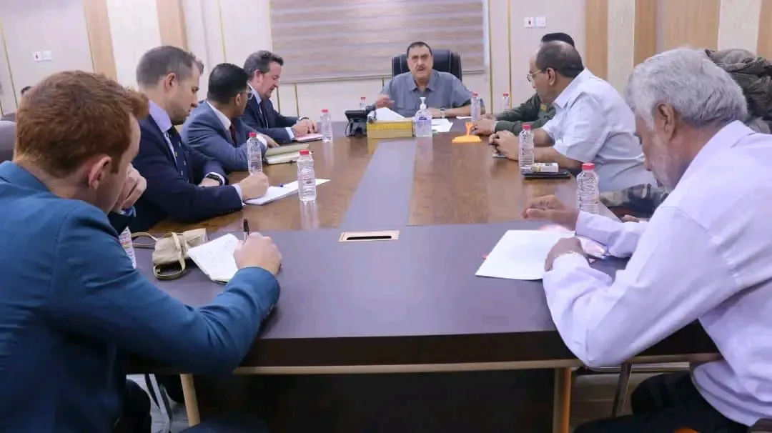 اللواء مطهر الشعيبي يستقبل وفداً بريطانياً رفيع المستوى لبحث التعاون الأمني وأوضاع المهاجرين الأفارقة.