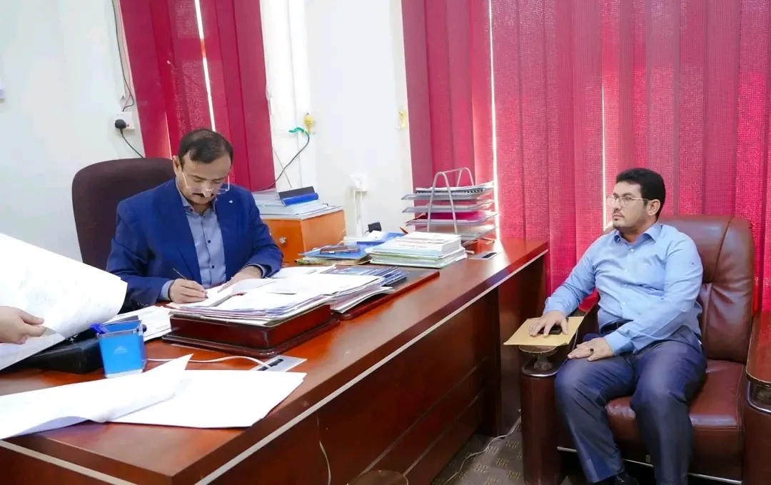 المحافظ بن الوزير يصادق على ثلاثة عقود لمشاريع صيانة الطرق والجسور ويشدد على تكامل الجهود والالتزام بالمواصفات الفنية