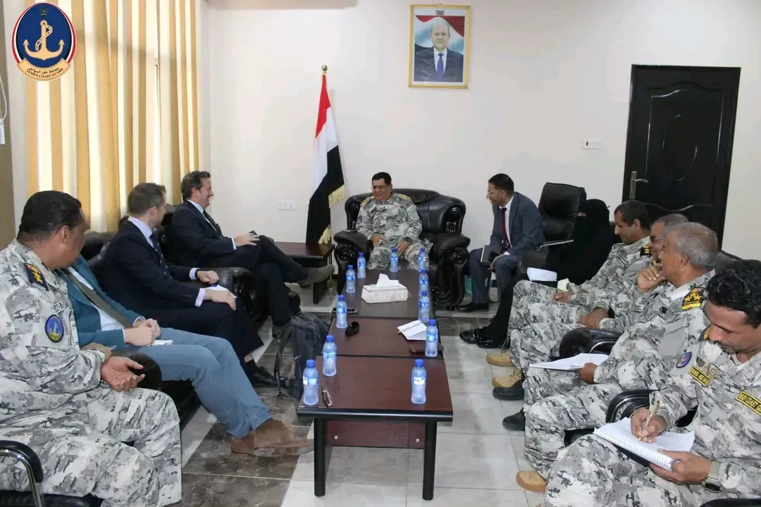 خفر السواحل اليمنية تبحث التعاون البحري والأمني مع الوفد البريطاني