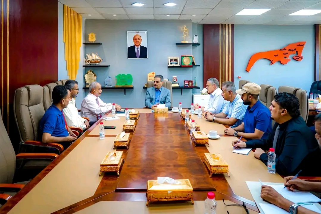 محافظ عدن يبحث مع قيادة هيئة المساحة الجيولوجية سبل الحد من مخاطر الانهيارات الصخرية والإجراءات الوقائية