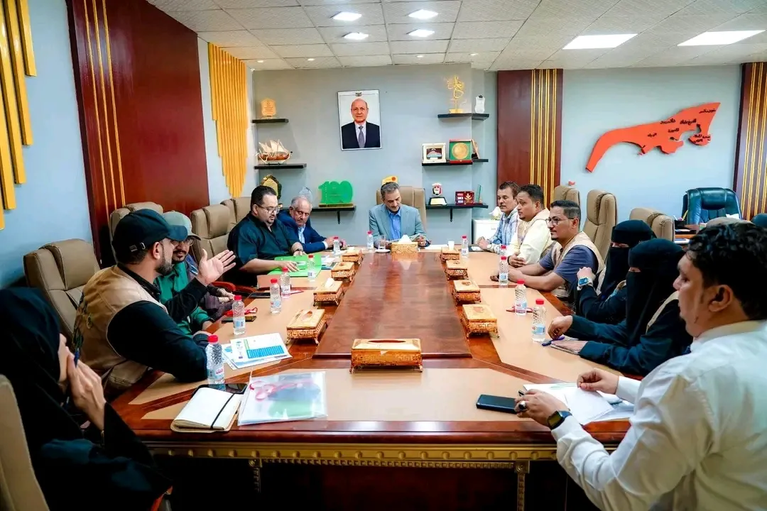 محافظ العاصمة عدن يشدد على تكاتف الجهود لحماية البيئة والأراضي الرطبة ومواجهة تغيّر المناخ