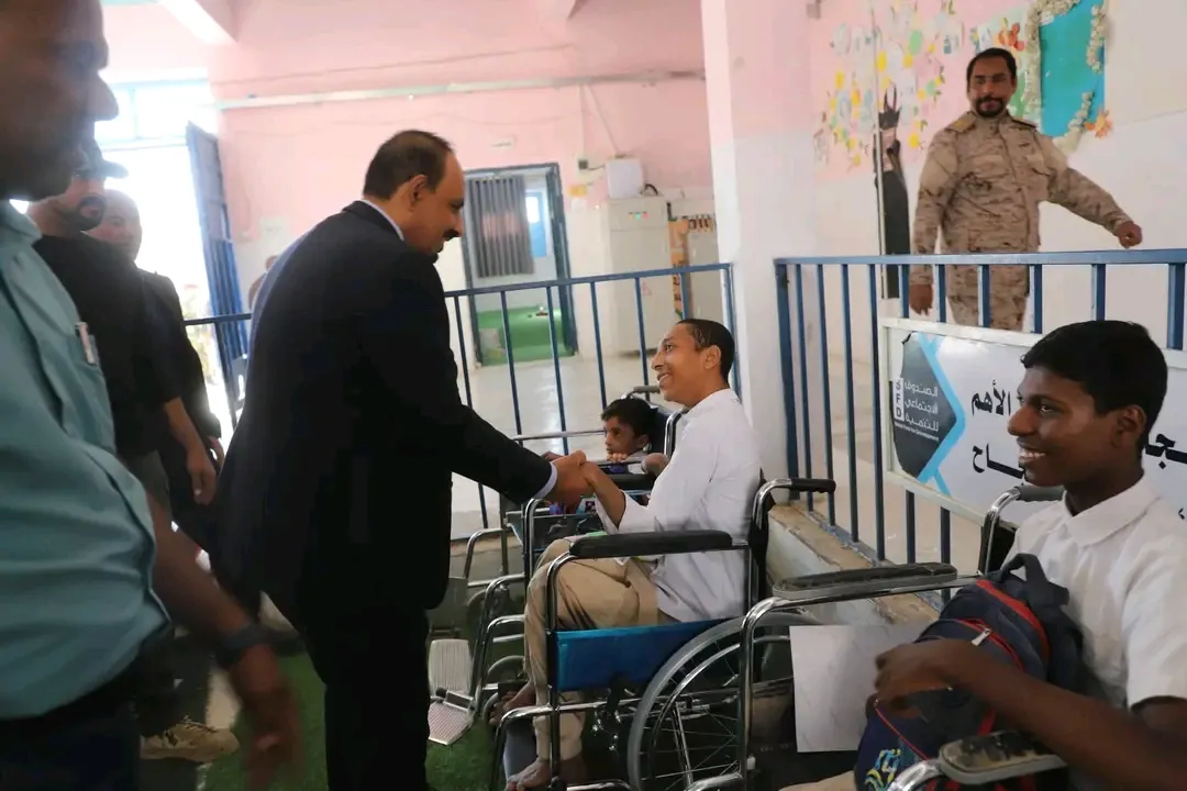 محافظ حضرموت يتفقد \"أبناءه من ذوي الهمم\" في مدرسة الأمل بتريم ويصدر توجيهات لتعزيز الرعاية بالمدرسة