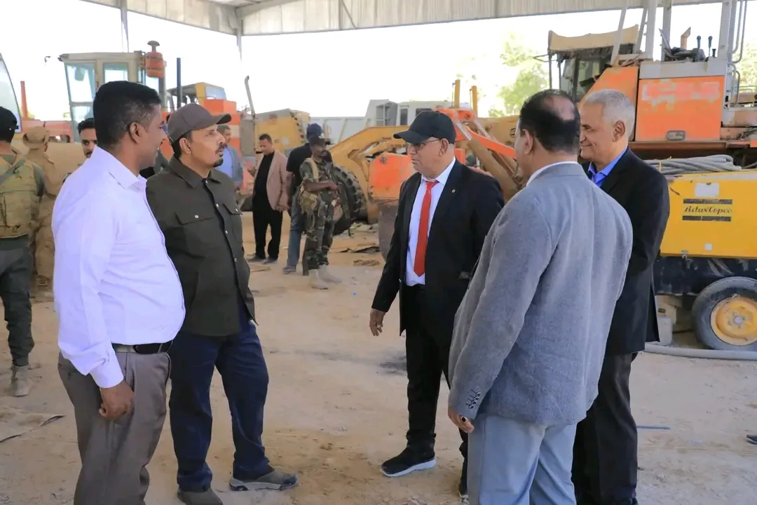 محافظ حضرموت يزور إدارة الأشغال المحلية بوادي وصحراء حضرموت ويشيد بجهودها في خدمة المديريات