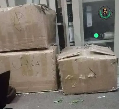 قوات الحزام الأمني تضبط شحنة أدوية مهربة في نقطة مصنع الحديد غرب عدن