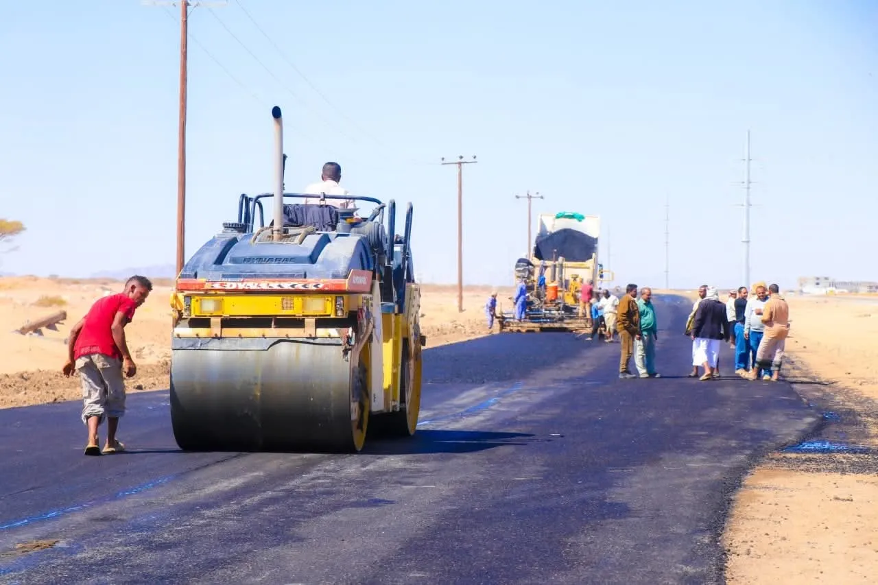 الأمين العام لمحافظة شبوة\" يدشن أعمال الأسفلت في مشروع توسعة المدخل الغربي لمدينة عتق
