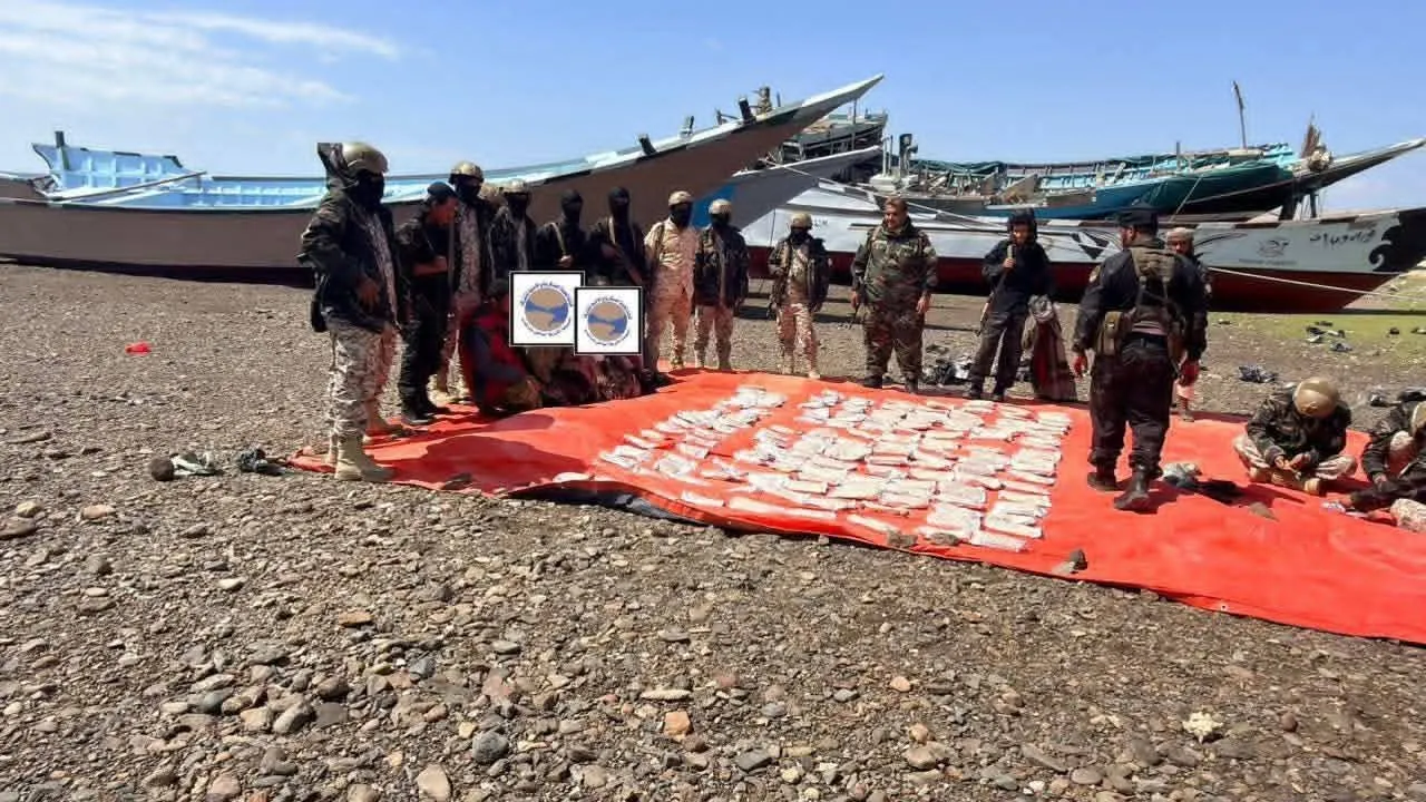 الحملة الأمنية لقوات العمالقة تضبط قارباً يحمل 600 ألف قرص كبتاجون في عملية بحرية نوعية