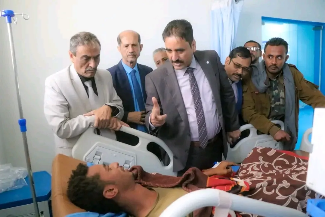 الأمين العام هشلة يتفقد جرحى معركة النصر ضد الإرهاب ويشيد بتضحيات الأبطال