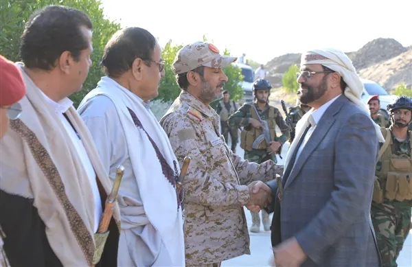 بن عزيز والعرادة.. تحركات عسكرية تهدد بفتح أبواب صراع جديد مع الجنوب بينما يتمدد الحوثي بلا مقاومة