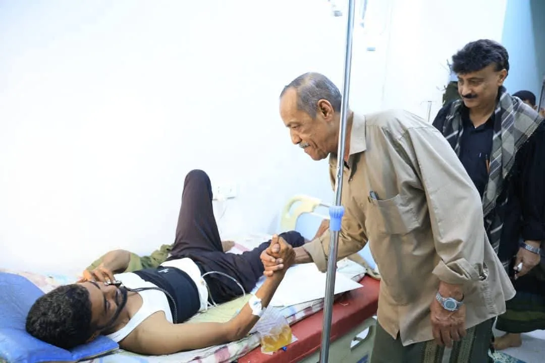 قائد المنطقة اللواء بارجاش واللواء باعش والعميد المنهالي في زيارة إلى جرحى القوات المسلحة الجنوبية بالمكلا