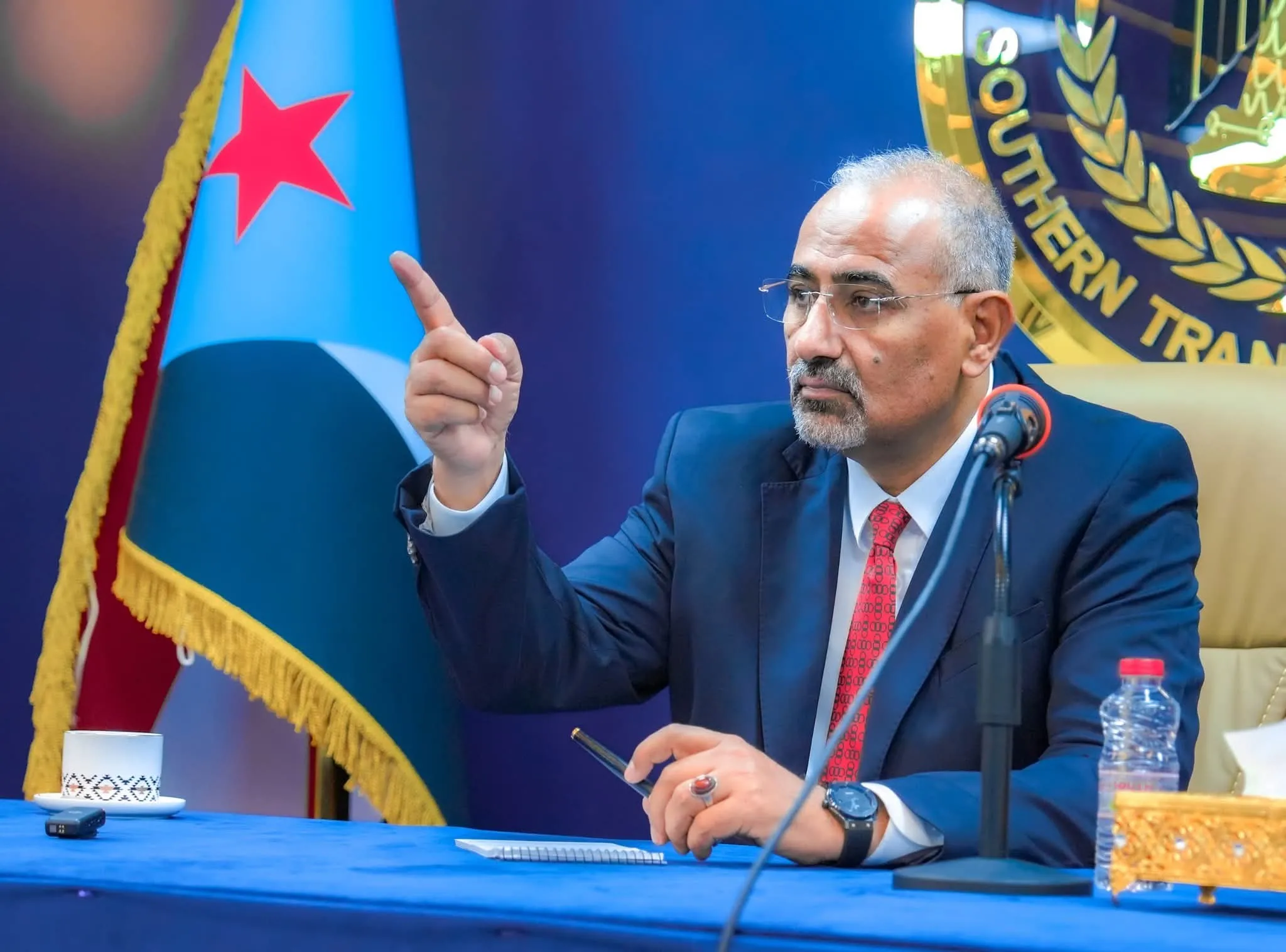 الغارديان: اتصالات غربية مع الزبيدي وسط تغيّر خارطة النفوذ في الجنوب