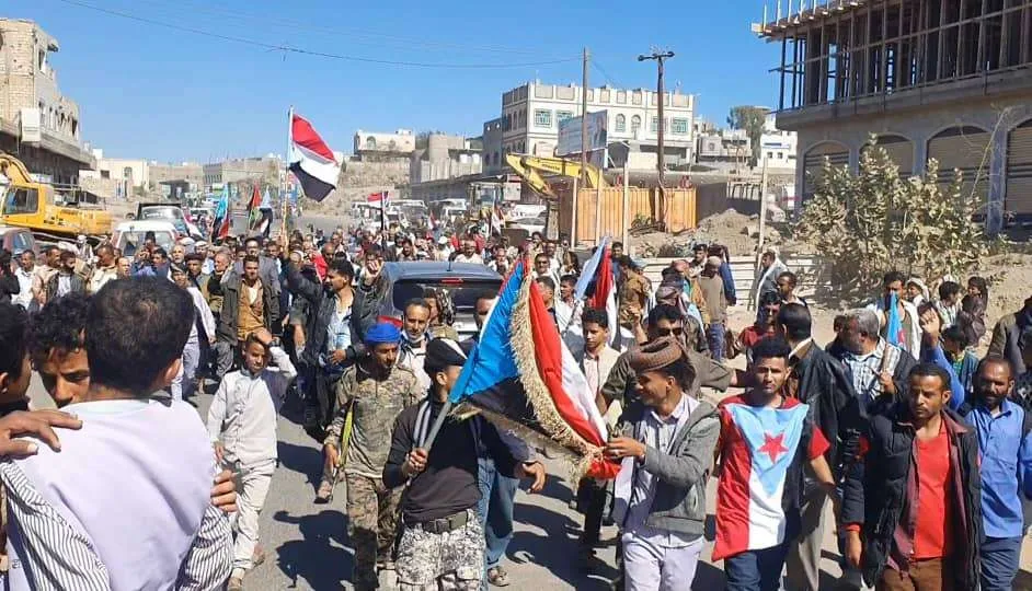 مخيم الاعتصام المفتوح في الضالع يستقبل وفدًا من أكاديميي ومسؤولي السلطة المحلية بالشعيب