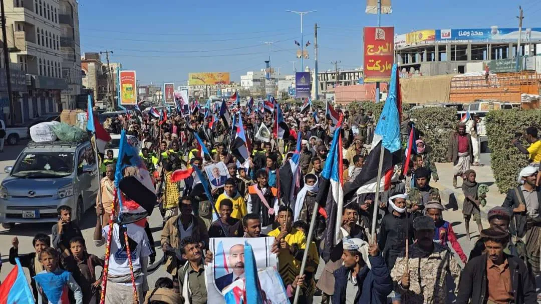 مسيرة جماهيرية حاشدة في عتق تأكيدًا على التمسك بمطلب إعلان الدولة الجنوبية