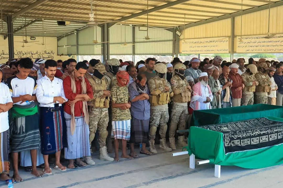 في موكب جنائزي مهيب.. باتيس يشارك في تشييع جثمان الشهيد البطل عمر العمودي بالمكلا