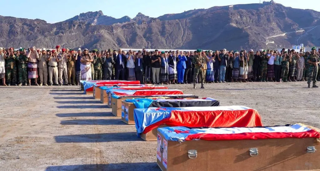 الرئيس الزُبيدي يؤدي صلاة الجنازة ويتقدّم جموع مُشيّعي شهداء عملية \"المستقبل الواعد