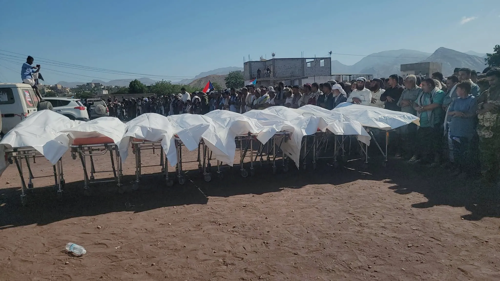 بموكب جنائزي مهيب.. ردفان تودّع كوكبة من شهدائها الذين قضوا نحبهم جرّاء القصف السعودي في حضرموت