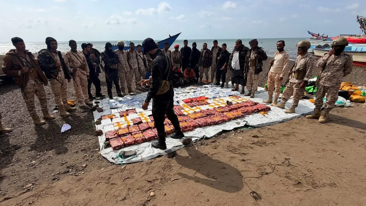 الحملة الأمنية لقوات العمالقة الجنوبية تضبط ربع طن من المخدرات على متن قارب في باب المندب