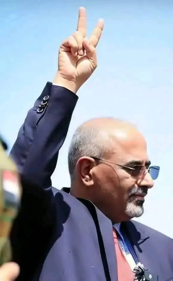 الرئيس القائد عيدروس الزُبيدي: تجسيدٌ للثبات، لا تُرهبه العواصف ولا تُثنيه النوازل