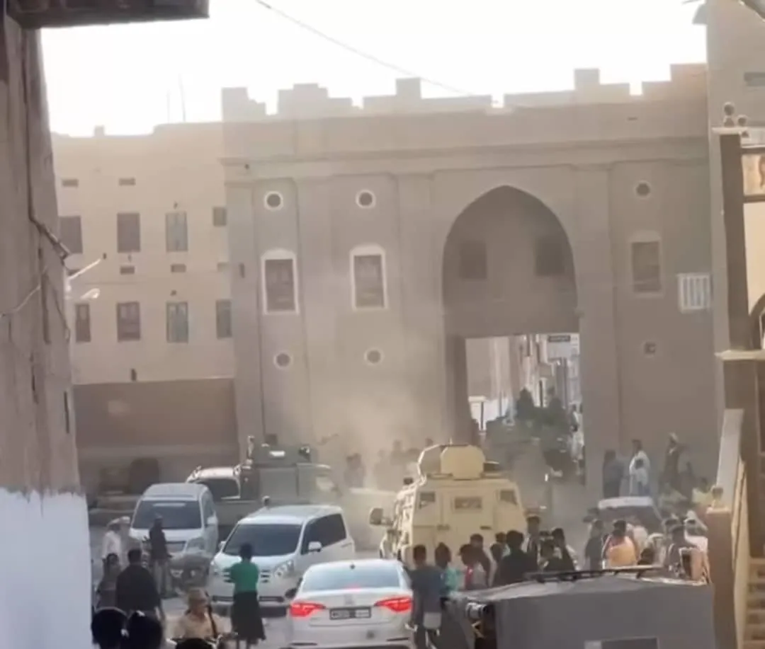 سيئون تحت القبضة العسكرية: مدرعات تقتحم المدينة وتداهم البيوت وتكمّم الافواه وتسفك الدماء