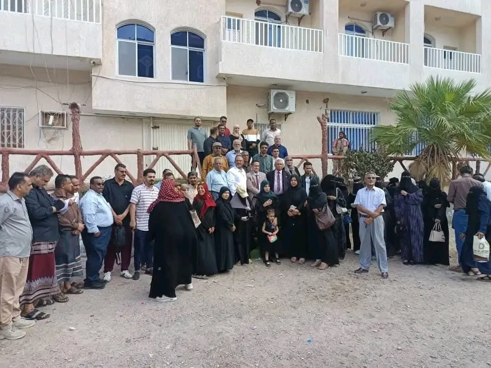 الأمانة العامة للانتقالي تؤكد مواصلة الوقفة الاحتجاجية والتصعيد رفضاً لإغلاق مقرها بالعاصمة عدن