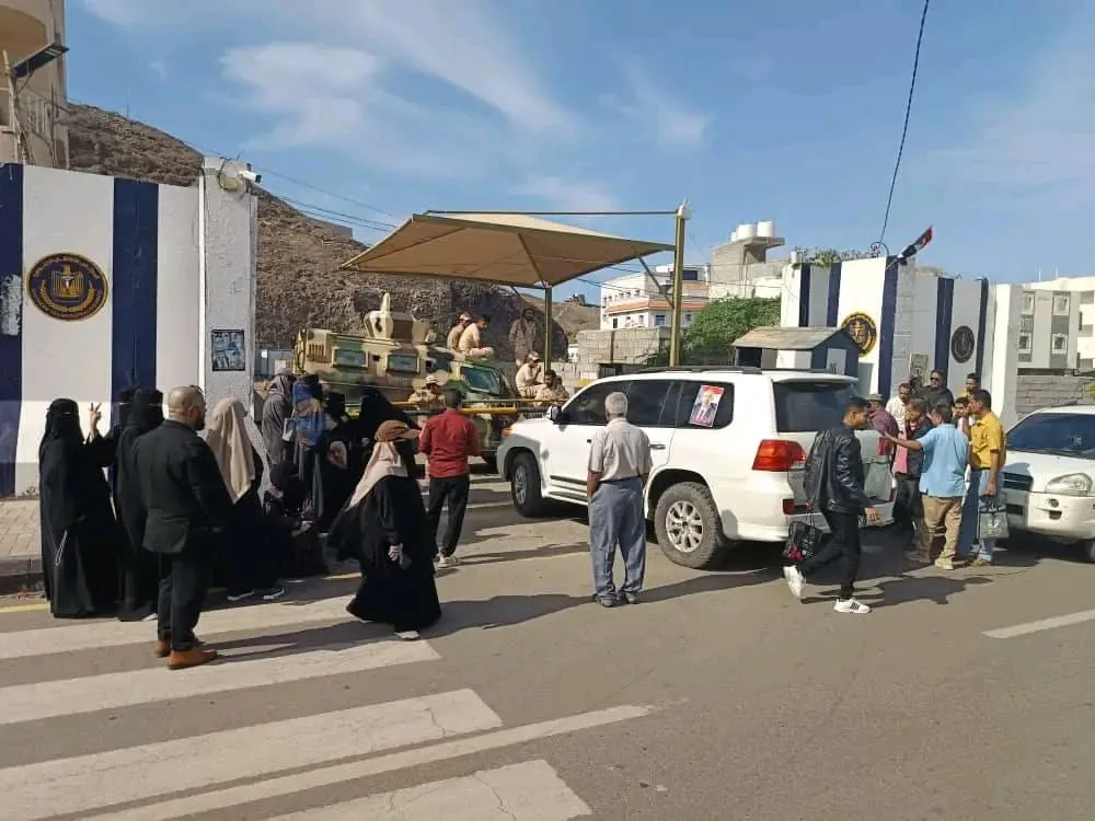 سلطات الأمر الواقع تواصل فرض الوصاية السعودية على شعب الجنوب باستمرار إغلاقها مبنى الأمانة العامة لهيئة رئاسة المجلس للأسبوع الخامس