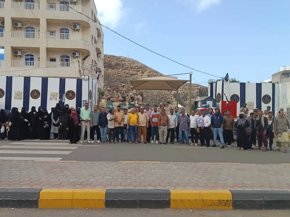 كادر الأمانة العامة يواصل وقفته الاحتجاجية لكسر الوصاية السعودية المفروضة على شعب الجنوب