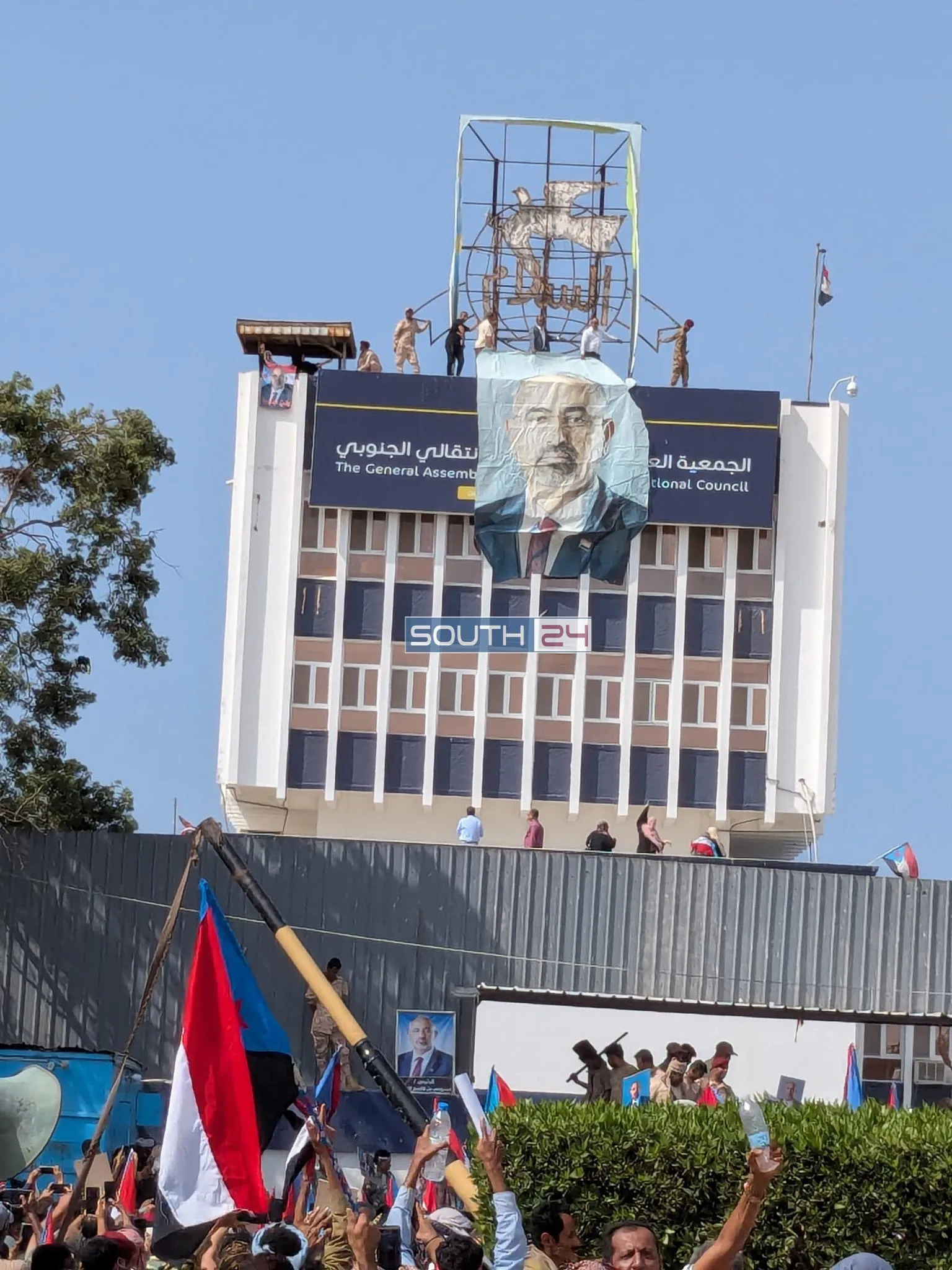 بين الضغط السياسي وانقلاب المزاج الشعبي: كيف تحوّل الرئيس الزبيدي من مُحاصر إلى ورقةٍ صعبة في معادلة الجنوب بإجماع جنوبي كاسح؟