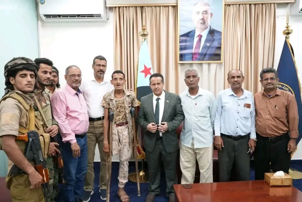 بتوجيهات الرئيس الزُبيدي… الحالمي يكرّم البطل الجريح علوي عبدالله بدرع الصمود