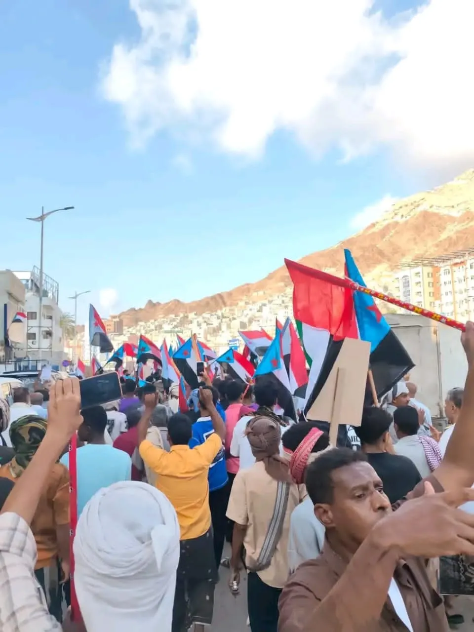 انتقالي حضرموت يدعو لوقفات احتجاجية تضامنية بجميع مديريات المحافظة تنديداً بجرائم سلطة الأمر الواقع في المكلا