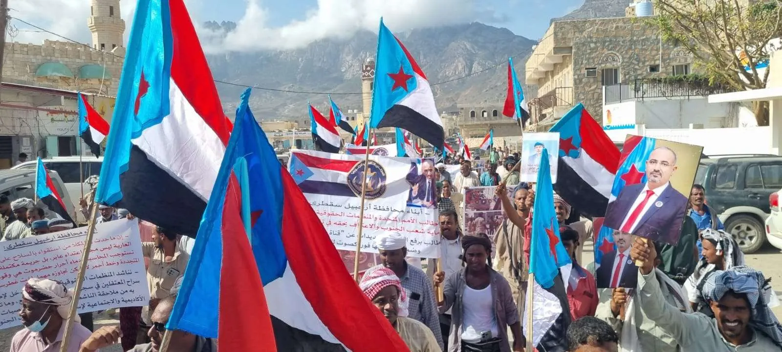 انتقالي سقطرى ينظم فعالية جماهيرية حاشدة تضامنًا مع حضرموت وتنديدًا بتدهور الخدمات