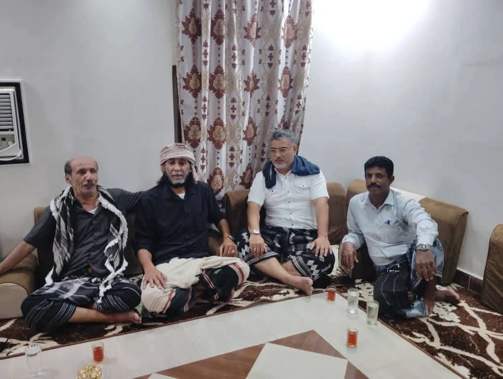 رئيس انتقالي المكلا يزور المناضل عبدالله باسنبل عقب الإفراج عنه ضمن تفاهمات التهدئة.